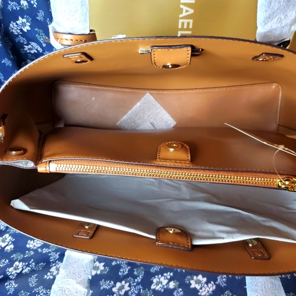 Michael Kors Vanilla Monogram - Picture 6 of 9